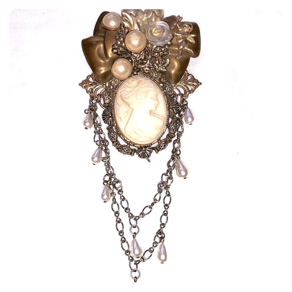 Jewelry - Stunning Vintage Handmade Collage Cameo jewelry brooch